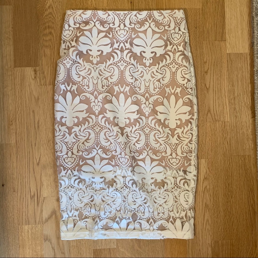 Above the knee White Lace Skirt